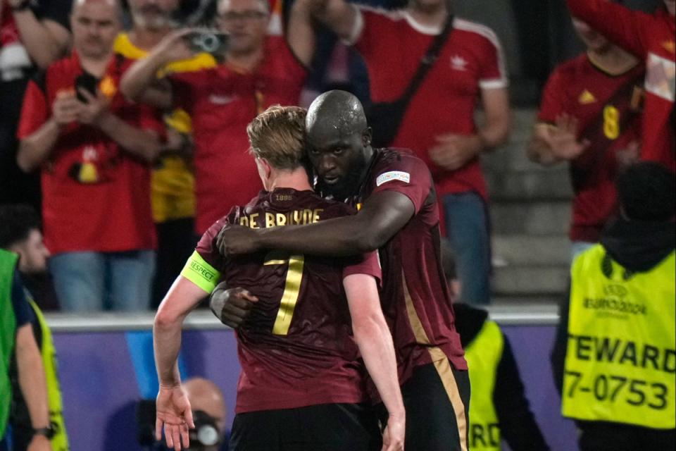 Romelu Lukaku abraza a De Bruyne en Colonia (AP)