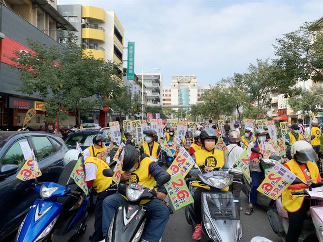 罷捷「貪食龍」車隊遊行今（31）日下午登場，不僅在地鳳山、高雄市民參與外，也有來自台中、台南等地民眾共襄盛舉。（柯宗緯攝）