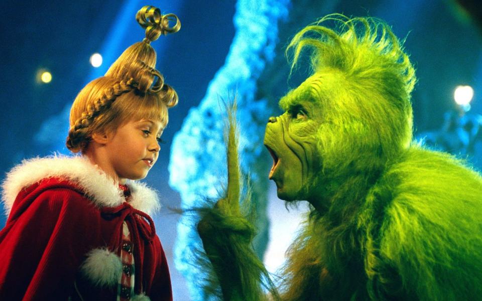 <p>Er hasst Weihnachten. Mehr als alles andere. Also beschließt der heftig geschminkte Jim Carrey in seiner Rolle als "Der Grinch", das Fest der Liebe zu verhindern. Alles läuft glatt, bis er dabei von der süßen Cindy entdeckt wird, die den Weihnachtszauber wahren will. Zu sehen ist der Klassiker am Heiligabend um 16.05 Uhr bei VOX, Netflix hat den Film im Abo. (Bild: SUPER RTL)</p> 