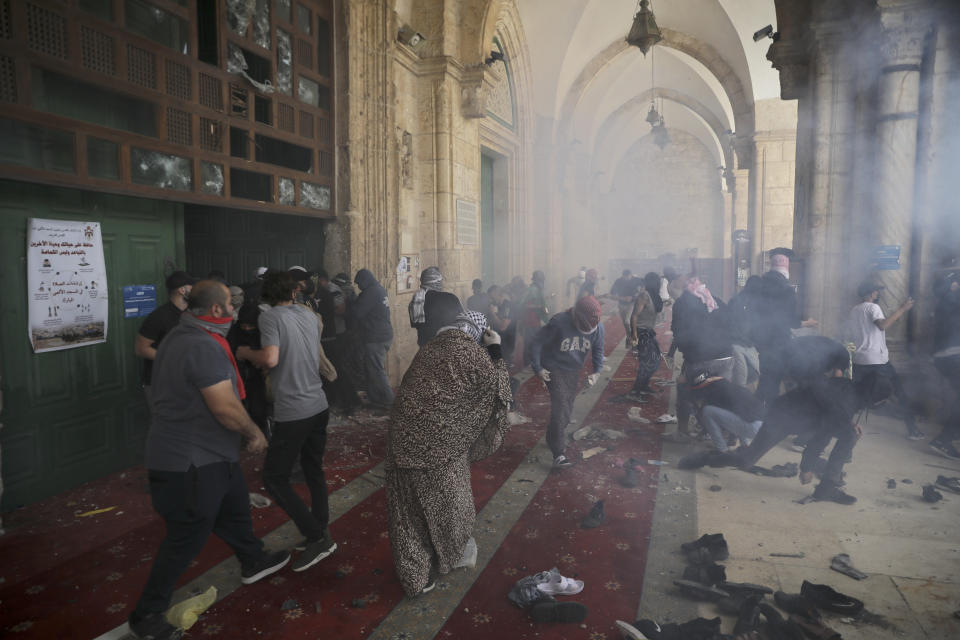 Palestinos chocan con fuerzas de seguridad israelíes en el complejo de la Mezquita de Al Aqsa, en la zona vieja de Jerusalén, el lunes 10 de mayo de 2021. (AP Foto/Mahmoud Illean)