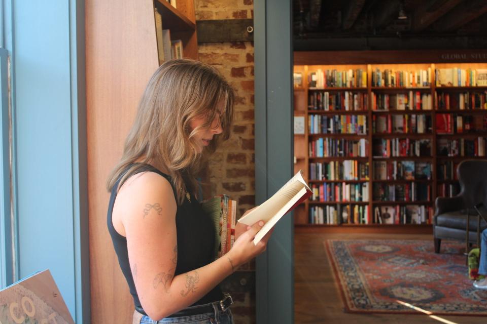 Nina Haines, founder of Sapph-Lit, reading one of her recent favorite books.