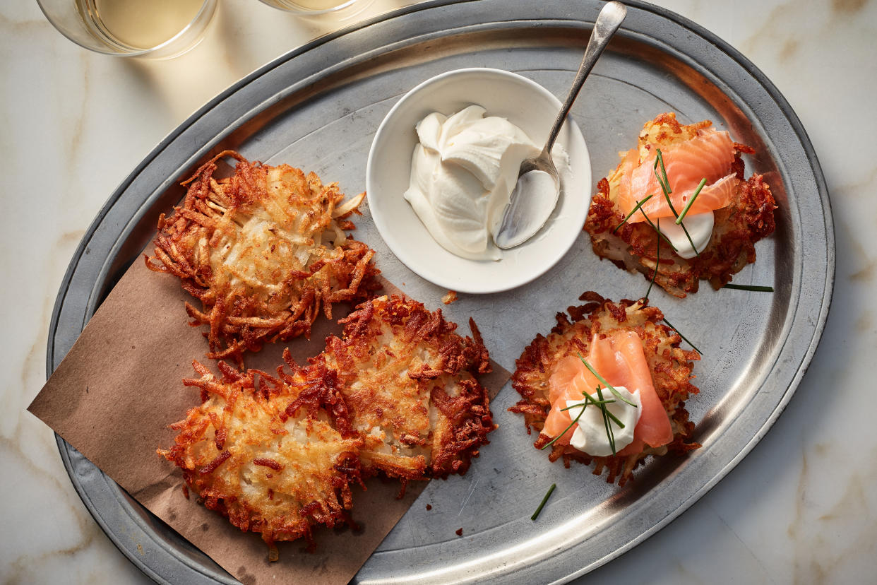 Latkes de pura papa, sal y pimienta, en Nueva York, el 22 de noviembre de 2020. Estilista de alimentos: Susan Spungen. (Johnny Miller/The New York Times).