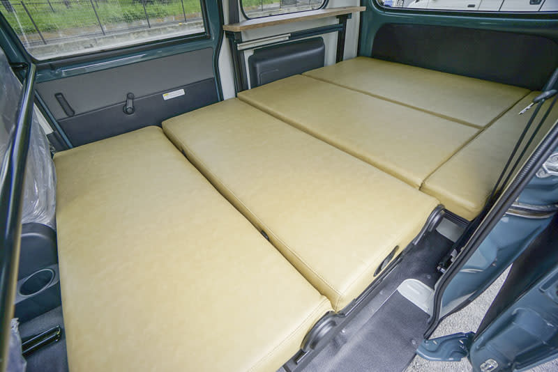 若有車宿需求時，所有座椅能放平形成可以睡兩位成人的車床，長x寬為2,150×1,200mm。(圖片來源/ atozcamp)