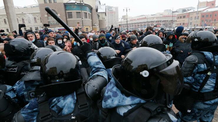 Polizisten setzen gegen die Demonstranten Schlagstöcke ein. Foto: dpa