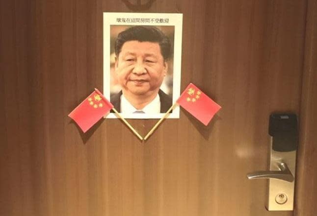 訪台的捷克參議員直接在飯店門前貼出中國領導人習近平肖像，回應來自中國的威脅。（翻攝自Lumír Aschenbrenner臉書）