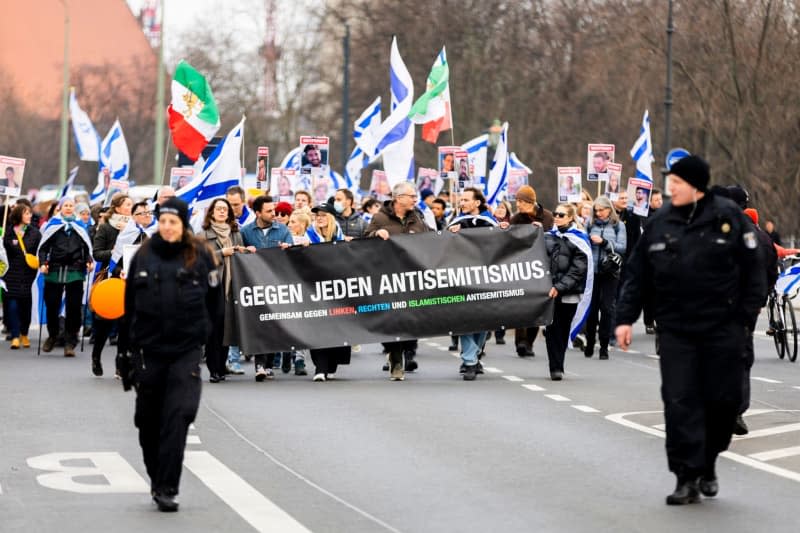 People take part in the final rally of a demonstration under the motto "Together against left-wing, right-wing and Islamist anti-Semitism - solidarity with Israel" organized by the German-Israeli Society. Christoph Soeder/dpa