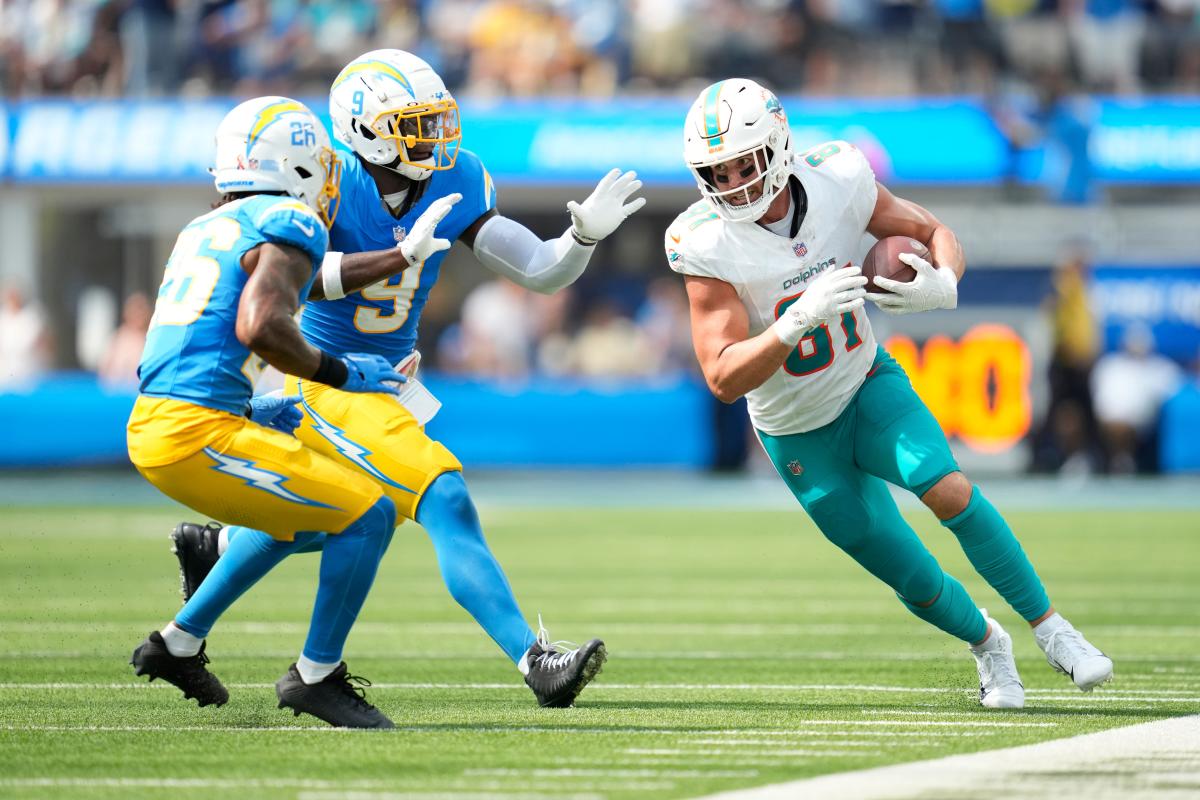 Mike Gesicki Has Best Game of NFL Career as Dolphins Defeat the Jets