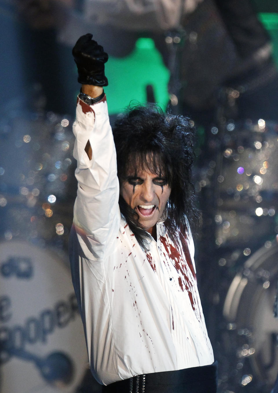 Singer Alice Cooper performs after being inducted during the 2011 Rock and Roll Hall of Fame induction ceremony at the Waldorf Astoria Hotel in New York March 14, 2011.  REUTERS/Lucas Jackson (UNITED STATES - Tags: ENTERTAINMENT)