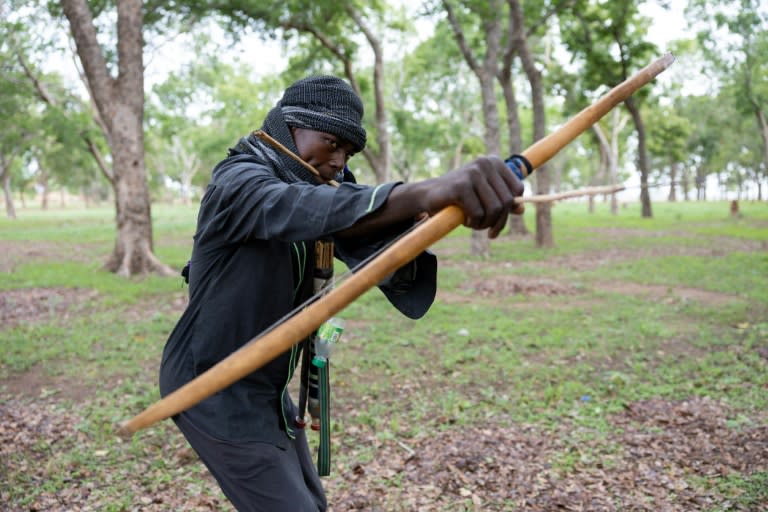 Un membre du groupe de vigilance "Pala-Coton Tchad", s’entraîne dans une forêt à Pala, dans le Mayo-Kebbi Ouest, le 15 juin 2024 au Tchad (Joris Bolomey)