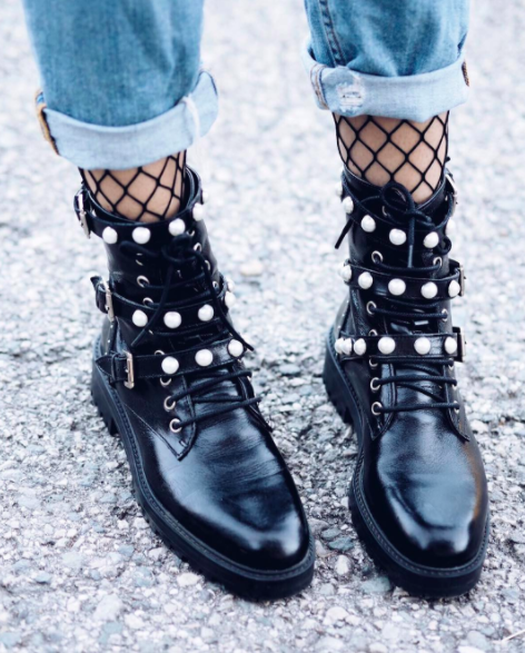 <p>Hier sehen Sie die gefragtesten Stiefel – und wir sind nicht überrascht. Mit perlenbestickten Riemchen, klobigen Absätzen und einer gewissen Chanel-Aura sind sie dieses Jahr mit Sicherheit der heißeste Trend. [Bild: Instagram/styleofeli] </p>