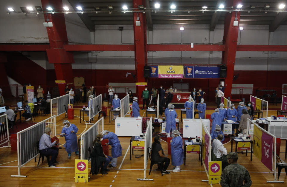 Las enfermeras inyectan a los trabajadores de la salud la vacuna rusa Sputnik V para el COVID-19 en el estadio River Plate de Buenos Aires, Argentina, el martes 2 de febrero de 2021. (AP Foto/Natacha Pisarenko)