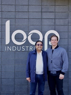 Photo: Arvind Singhania, président du conseil d'administration et PDG de Ester Industries Ltd. et Daniel Solomita, fondateur et PDG de Loop Industries au siège de Loop à Terrebonne, Québec, Canada.
