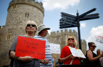 <p>Demonstrators protesting against the visit of U.S. President Donald Trump hold banners, in Windsor, Britain, July 13, 2018. (Photo: Henry Nicholls/Reuters) </p>