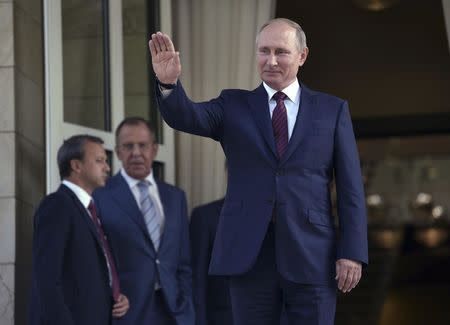 Russian President Vladimir Putin waves to Israeli Prime Minister Benjamin Netanyahu following their meeting, with Russia's Foreign Minister Sergei Lavrov (R) and Deputy Prime Minister Arkady Dvorkovich seen in the background, in Sochi, Russia August 23, 2017. Sputnik/Alexei Nikolsky/Kremlin via REUTERS