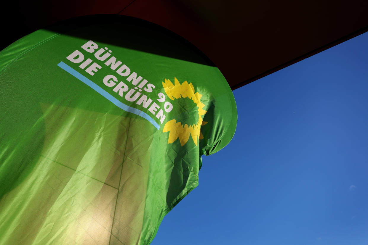 Bayern, Lindau: Das Logo der Partei Bündnis 90/Die Grünen ist auf einer Fahne vor der Inselhalle zu sehen. (Bild: Karl-Josef Hildenbrand/dpa)
