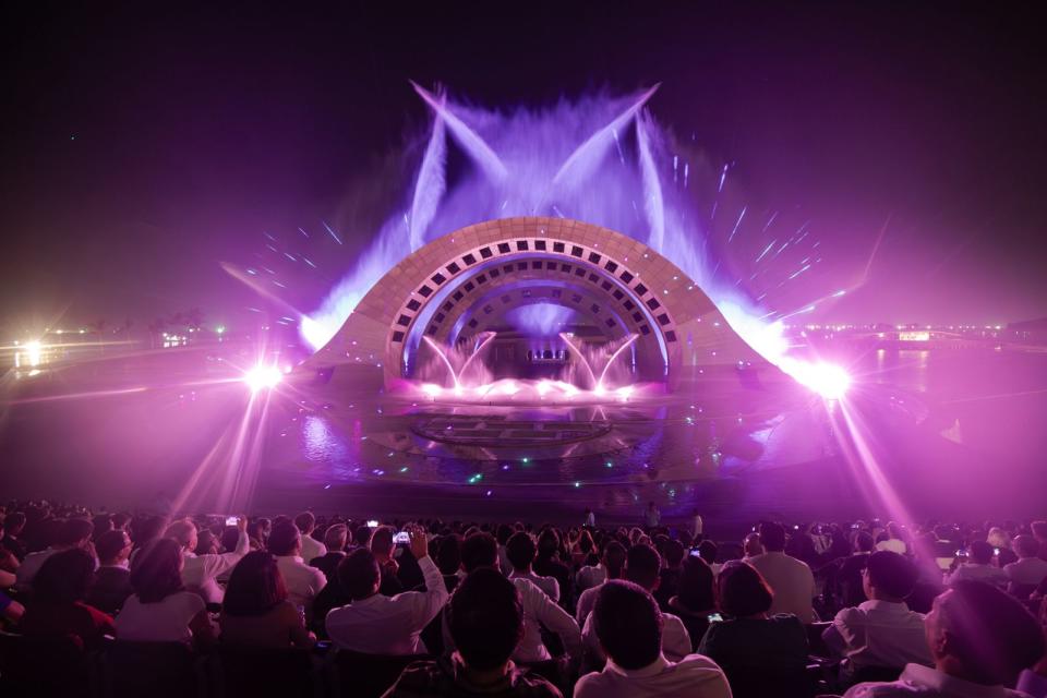 表演舞台為一千平方公尺的巨大海水屏幕，是世界上最大的海上劇場。（Delivering Asia Communications提供）