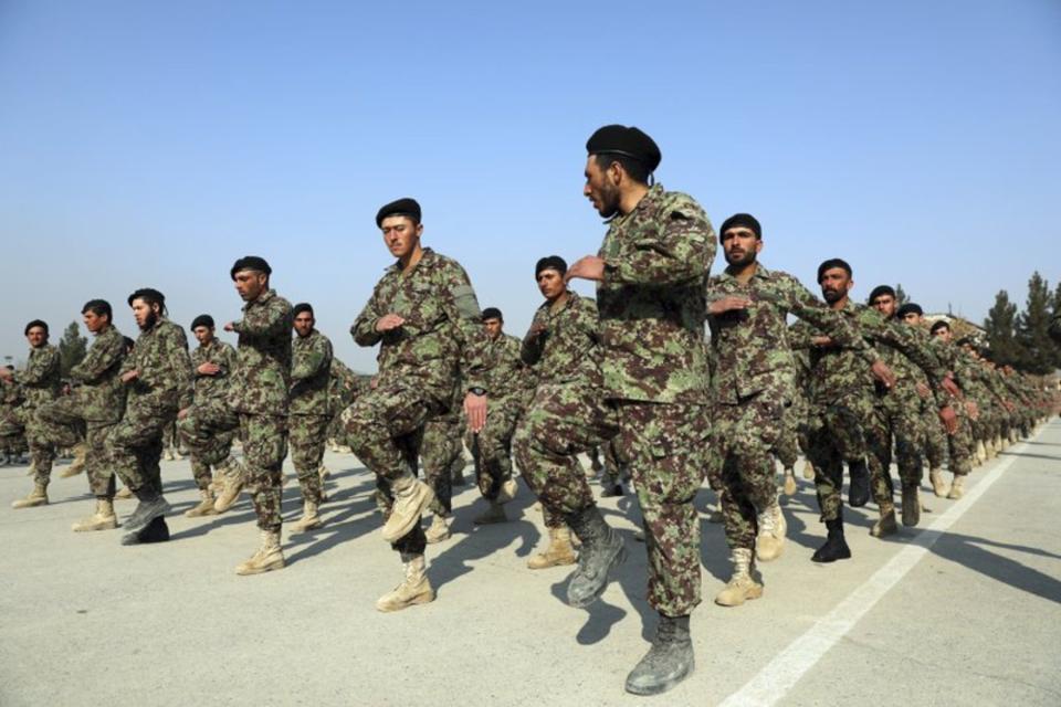 En esta foto de archivo del 18 de enero de 2021, la marcha del Ejército Nacional Afgano de los recién graduados durante su ceremonia de graduación después de un programa de entrenamiento de tres meses en la Academia Militar Afgana en Kabul, Afganistán.