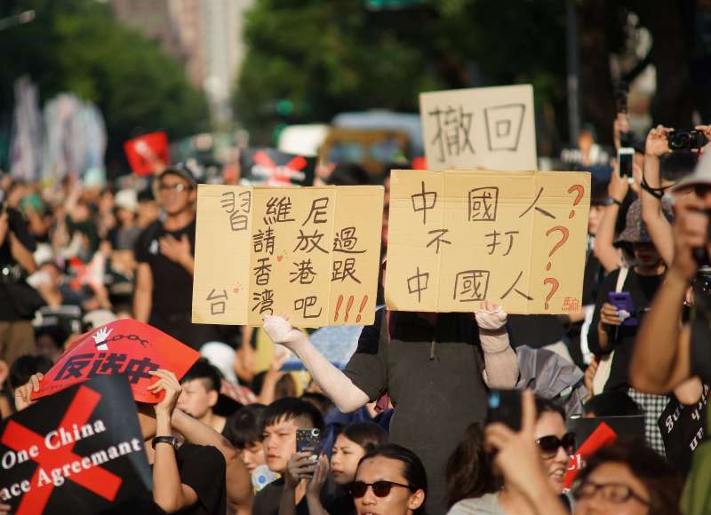 20190616-「撐香港，反送中」集會活動，群眾大合唱海闊天空。（盧逸峰攝）