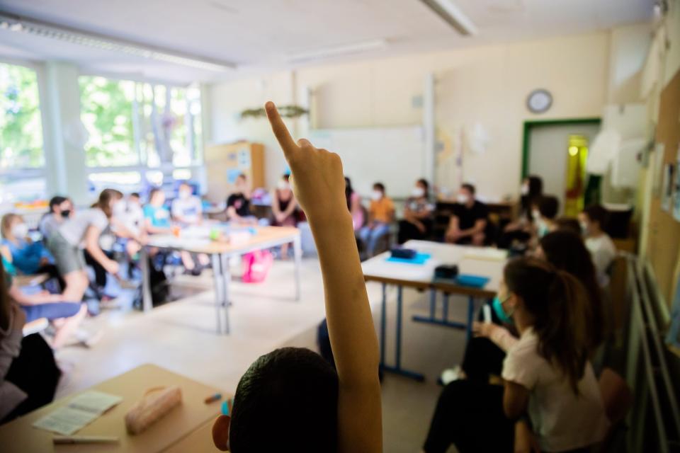 Ein Schüler meldet sich in einer gemischten Klasse der Stufen 4-6 an der Fritz-Karsen-Schule im Berliner Ortsteil Britz. 