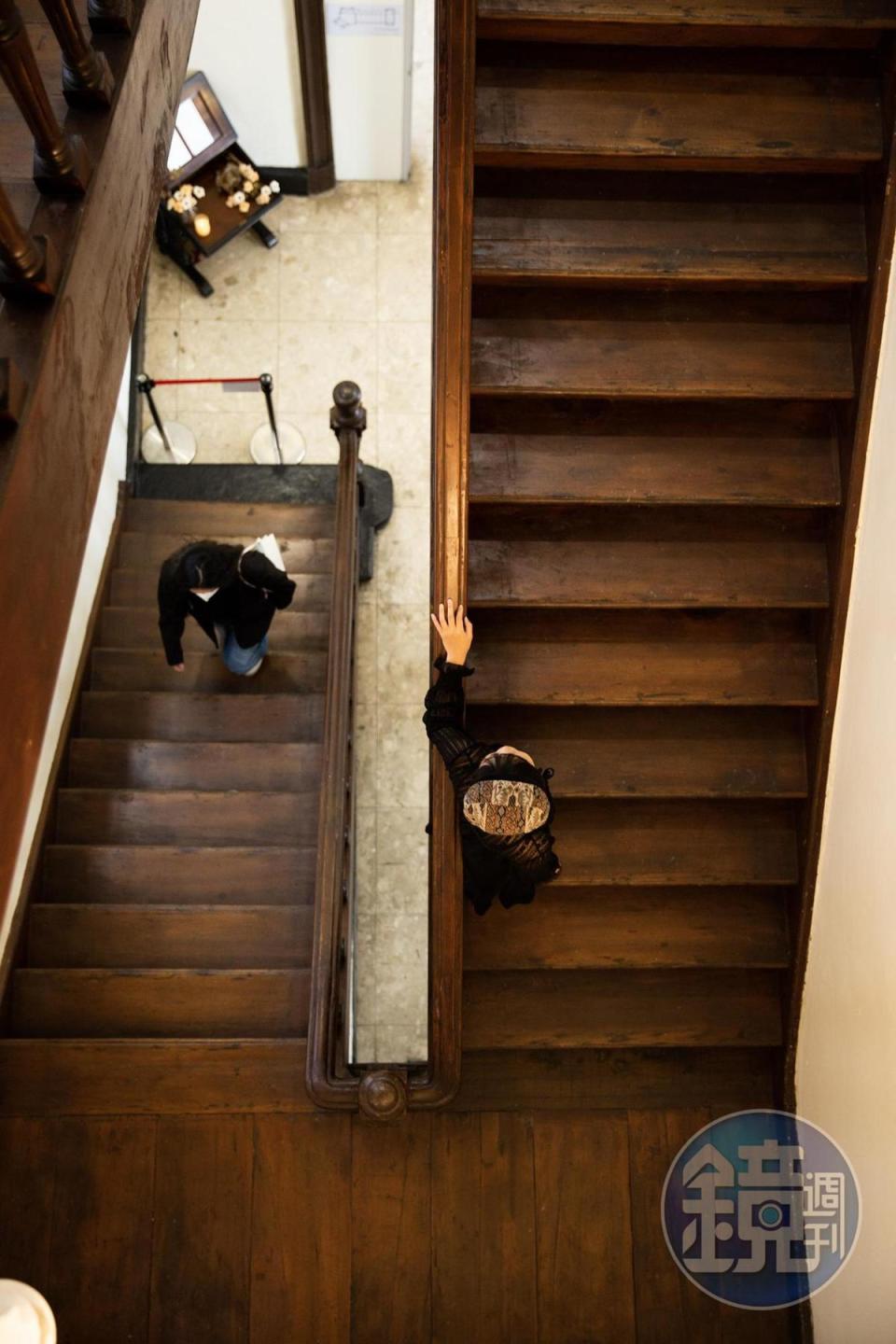 台中市役所的木造樓梯充滿歲月痕跡，走起來嘎嘎作響。