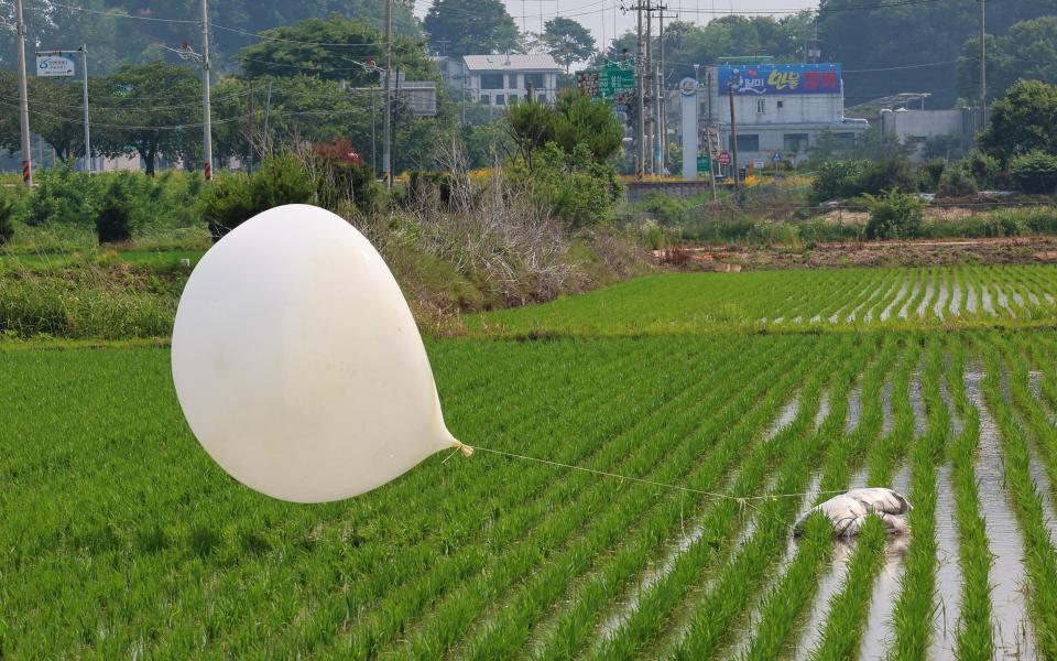 북한이 보낸 잔해를 실은 풍선이 대한민국 인천에 착륙했습니다.