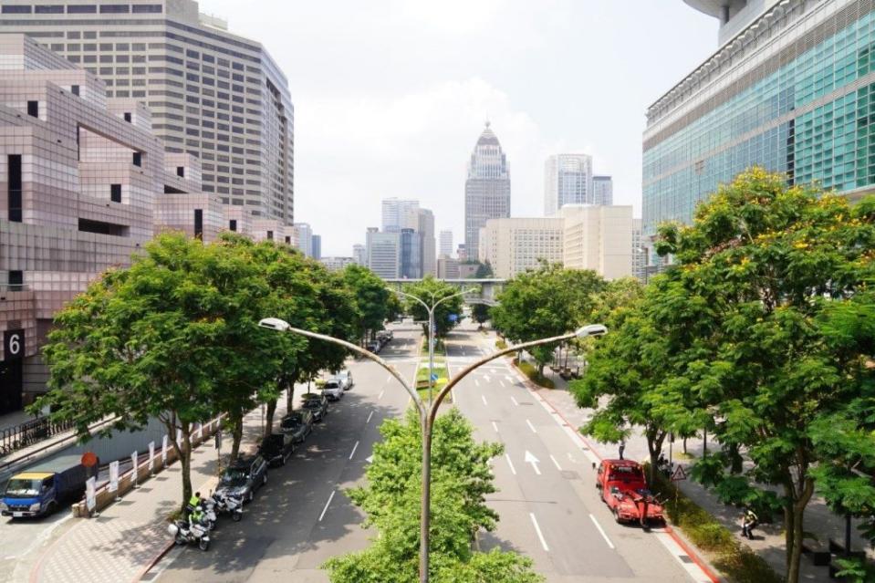 台北市在萬安演習首度採取「離車疏散」策略，馬路呈現空蕩蕩一片。（台北市政府提供）