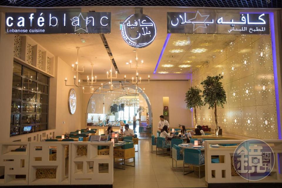 Café Blanc在購物中心裡開到凌晨，最適合血拼後大嗑一頓。