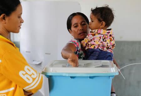 An East Timorese woman casts her ballot in parliamentary elections in Dili, East Timor July 22, 2017. REUTERS /Lirio da Fonseca