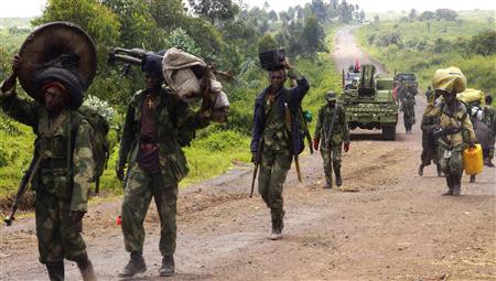 Congolese soldiers move to frontline positions as they advance against the M23 rebels in Kibumba, north of Goma October 27, 2013. REUTERS/Kenny Katombe