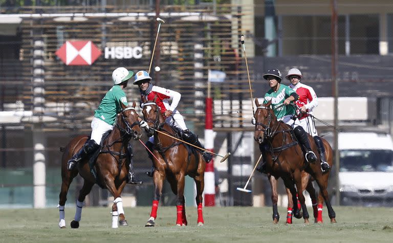 Barto Castagnola defiende contra su tío Adolfo Cambiaso, de La Dolfina BP, al que La Natividad venció por 14-10; detrás, Lucas Monteverde (n.) y Diego Cavanagh.