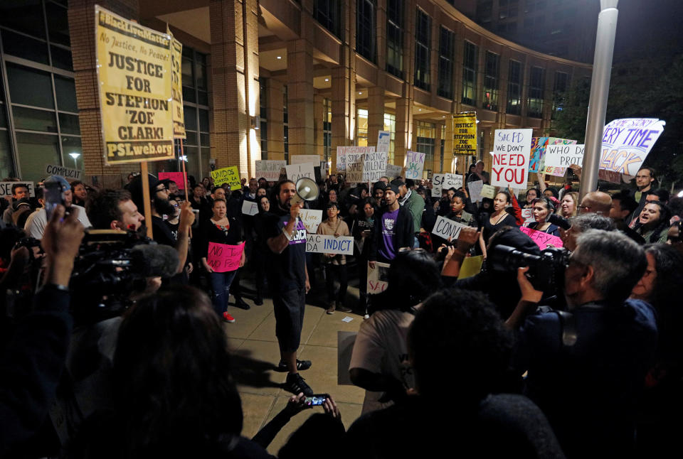 <p>Demonstrators gather outside City Hall to protest the police shooting of Stephon Clark, in Sacramento, Calif., March 30, 2018. (Photo: Bob Strong/Reuters) </p>