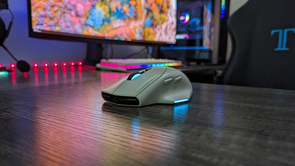  Image of the Alienware Wireless Gaming Mouse (AW620M). 