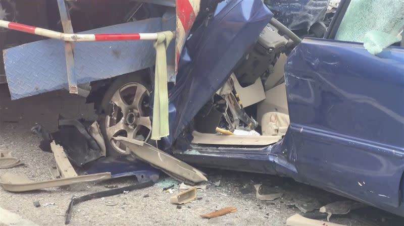 藍車撞上停在路肩的拖板車，呂男當場傷重不治。（圖／翻攝畫面）