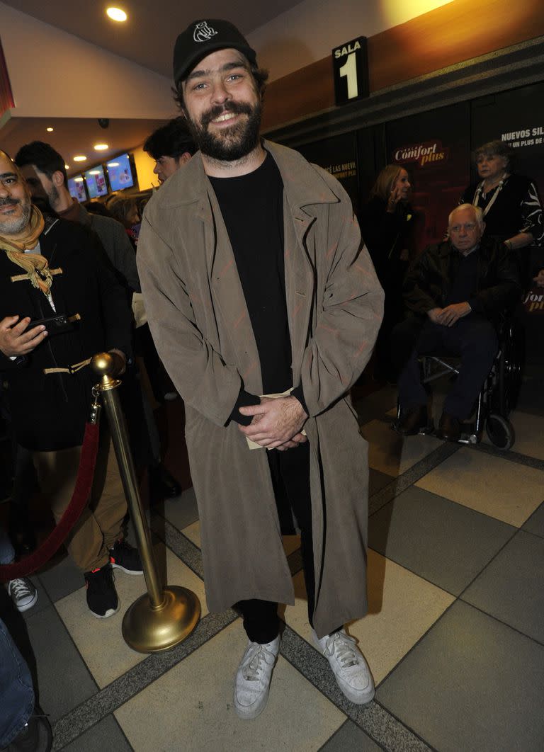 Otro que optó por un look informal fue Peter Lanzani. El actor eligió gorrita deportiva y piloto para acompañar a su gran amiga y colega en su gran debut