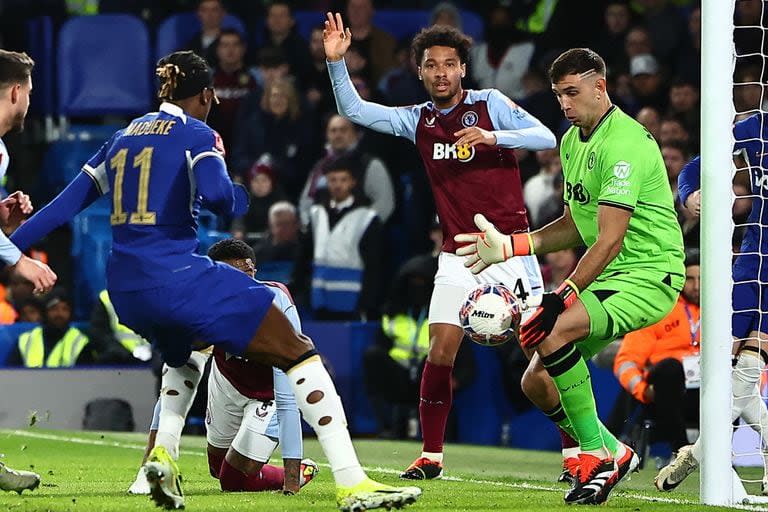 Emiliano Martínez salva a Aston Villa, una vez más