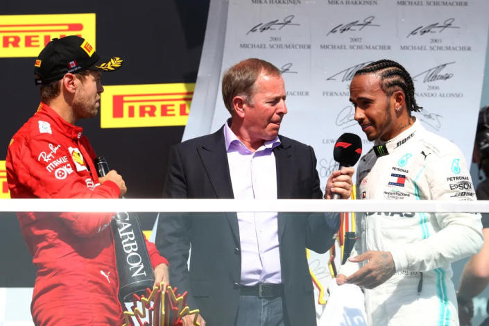 Martin Brundle (en el centro de la fotografía) se ha sincerado sobre su relación con Lewis Hamilton (a la derecha) (foto de Mark Thompson / Getty Images).