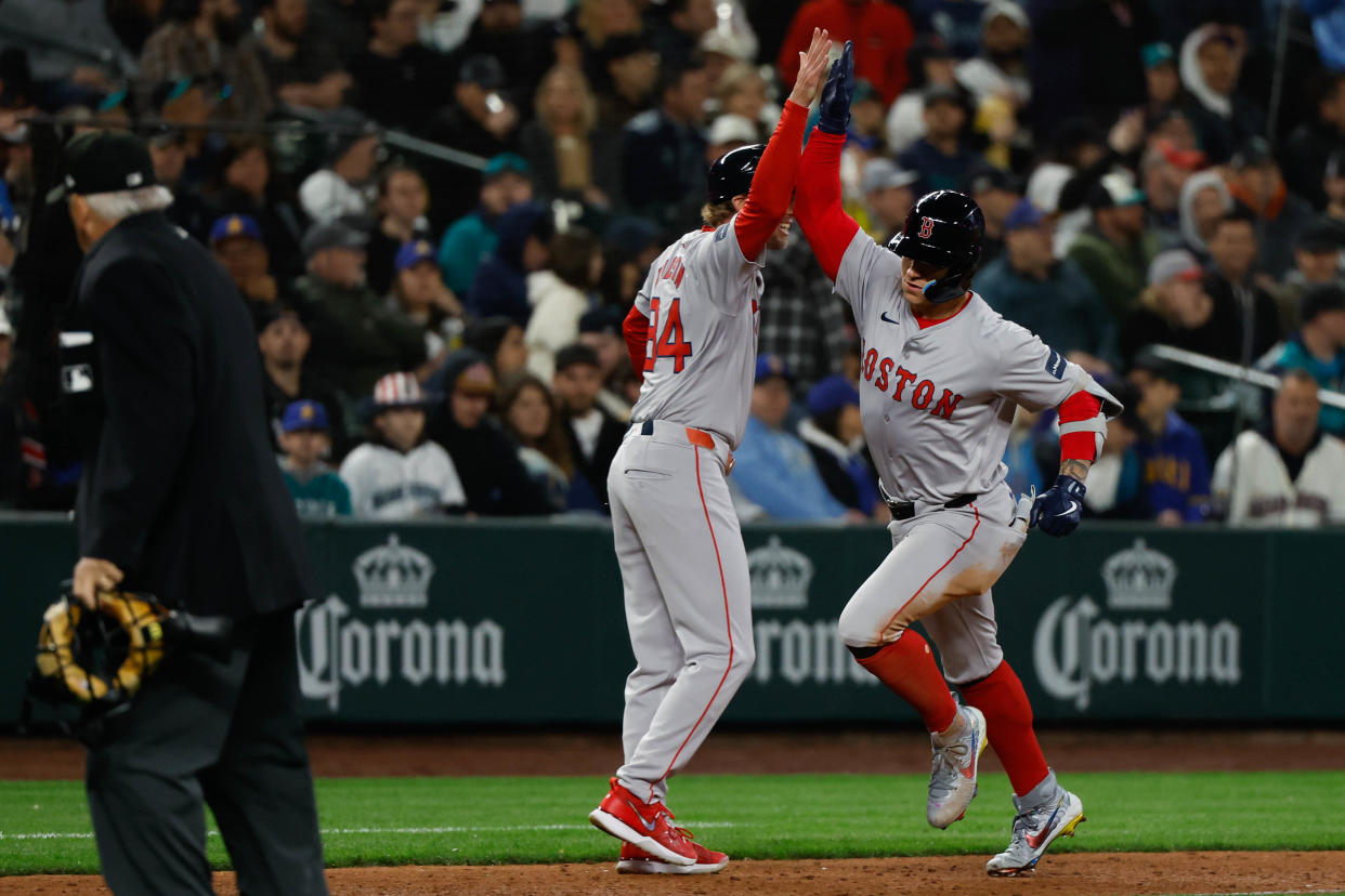 Tyler O'Neill, jardinero de los Boston Red Sox, celebra el jonrón en la octava entrada del triunfo por 6-4 sobre los seattle Mariners. (Foto: Joe Nicholson/MLB Photos via Getty Images)