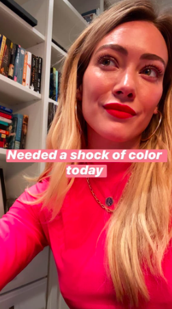 <p>Hilary Duff avait besoin de couleur dans sa vie et le fait savoir dans sa story Instagram. Pour garder la pêche, l'actrice a utilisé une rouge à lèvres rose qui illume son visage. </p><br>