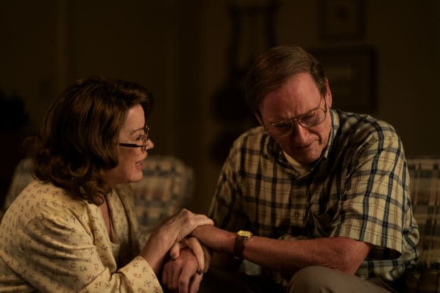 Molly Ringwald as Jeffrey Dahmer's stepmother Shari Dahmer and Richard Jenkins as Jeffrey Dahmer's father Lionel Dahmer in "DAHMER - Monster: The Jeffrey Dahmer Story" on Netflix<p>Netflix</p>