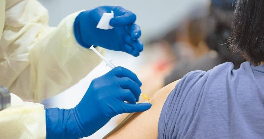 莫德納疫苗供不應求，不僅400多萬人仍在苦候第一劑，全國近190萬名民眾，將於9月上旬開始邁入第二劑接種高峰。圖為護理師幫民眾注射疫苗。（圖／本報資料照片）