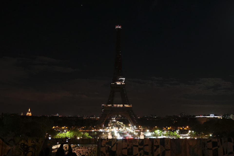 <p>Die Lichter des Eiffelturms in Paris wurden zu Ehren der Königin abgeschaltet. (Bild: Getty Images)</p> 