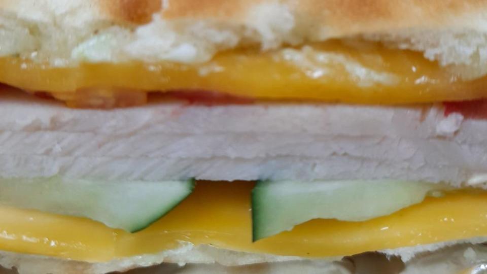 會員分享三明治的內容物。（圖／翻攝自臉書「Costco好市多 商品經驗老實說」）
