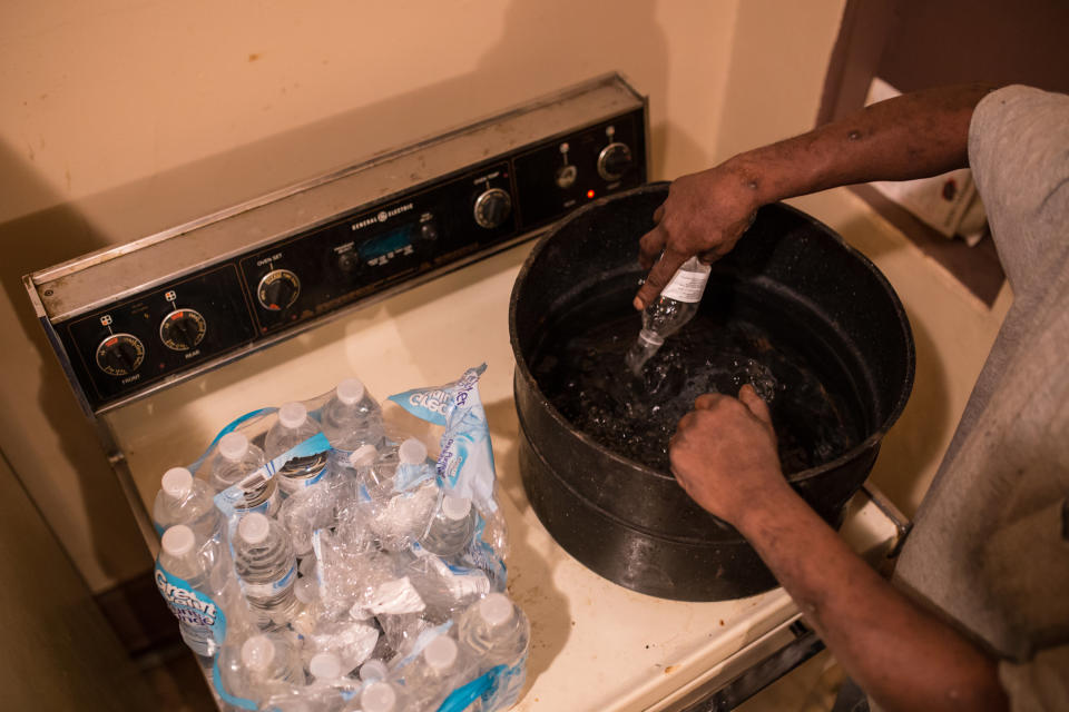 Flint resident Darryl Wilson, 46,&nbsp;heats bottled water so he can wash the dishes on Feb. 18, 2016. (Photo: Detroit Free Press via Getty Images)