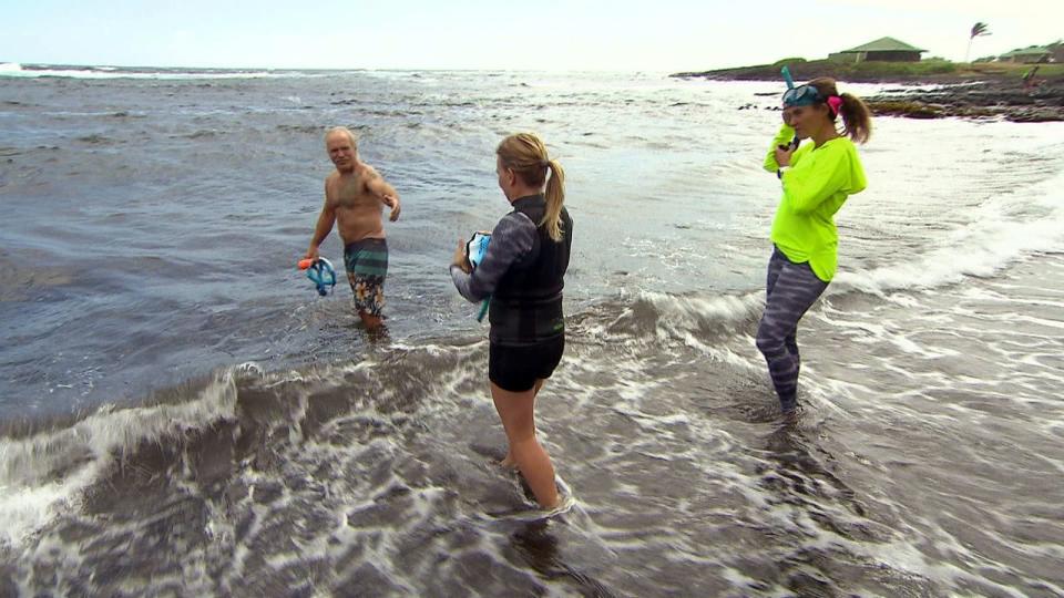 Traut sich Manu (Mitte) in die Fluten und überwindet ihr Trauma? (Bild: RTLZWEI)