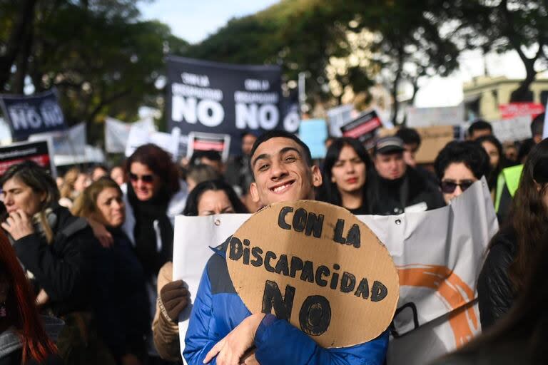 Personas con discapacidad y familiares protestaron frente a la Quinta de Olivos contra la desregulación de las prestaciones