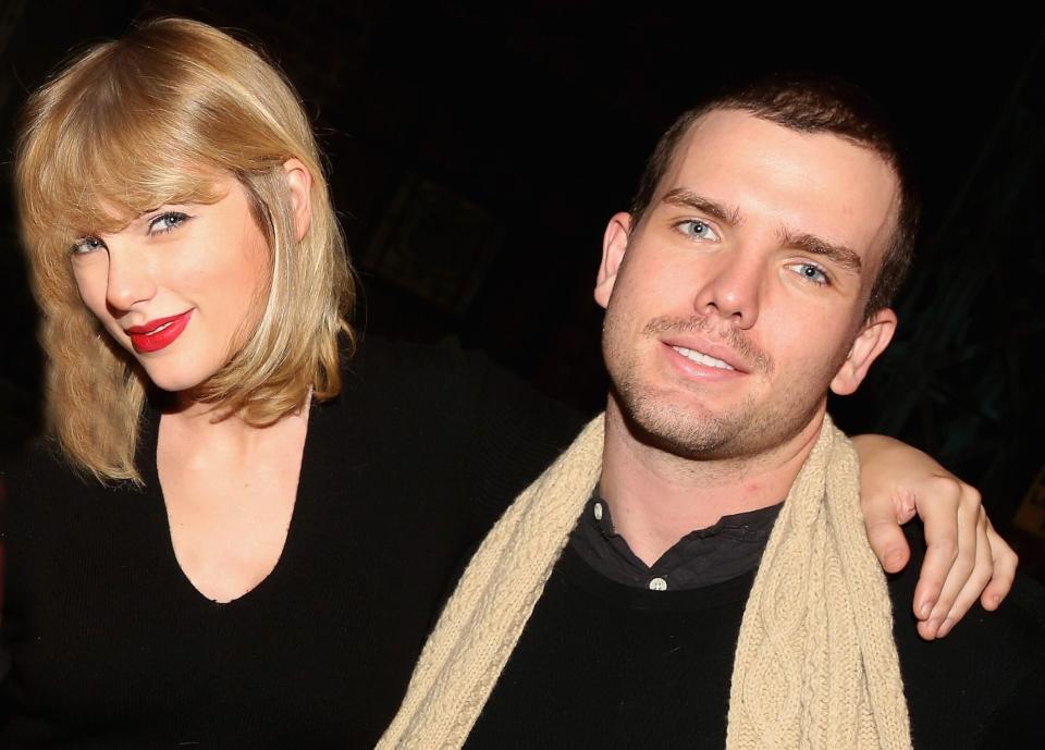 NEW YORK, NY - NOVEMBER 23: (EXCLUSIVE COVERAGE) (EDITOR'S NOTE: THIS IMAGE HAS BEEN DIGITALLY ALTERED.) Taylor Swift and brother Austin Swift poses backstage with the cast at the hit musical "Kinky Boots" on Broadway at The Al Hirschfeld Theater on November 23, 2016 in New York City. (Photo by Bruce Glikas/Bruce Glikas/Getty Images)