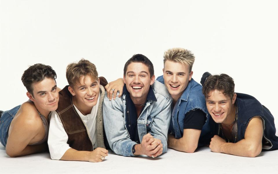 Was flossen die Teenie-Tränen, als Robbie Williams (links) 1995 Take That verließ! Und kaum waren die Äuglein getrocknet, löste sich die Boygroup einfach auf. Sie fragten nur noch: "How Deep Is Your Love?" - und weg waren sie. Innig war die Liebe der Fans, sodass es beim Comeback zehn Jahre später - abermals ohne Robbie - prompt wieder auf Platz eins der Charts ging. (Bild: Getty Images/Tim Roney)