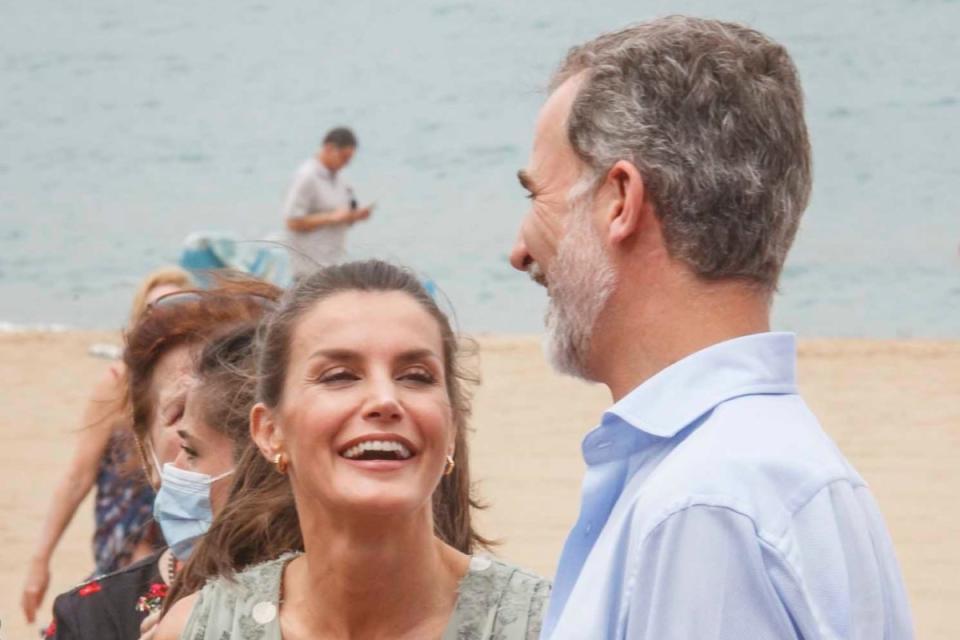 La primera parada de Letizia y Felipe VI fue Canarias. Esta imagen, tomada el 23 de junio en la playa de Las Canteras de Las Palmas, muestra la cara más natural de los Reyes. Una estampa que contrasta con la seriedad de la que suelen hacer gala en sus apariciones públicas. (Foto: Europa Press / Getty Images)