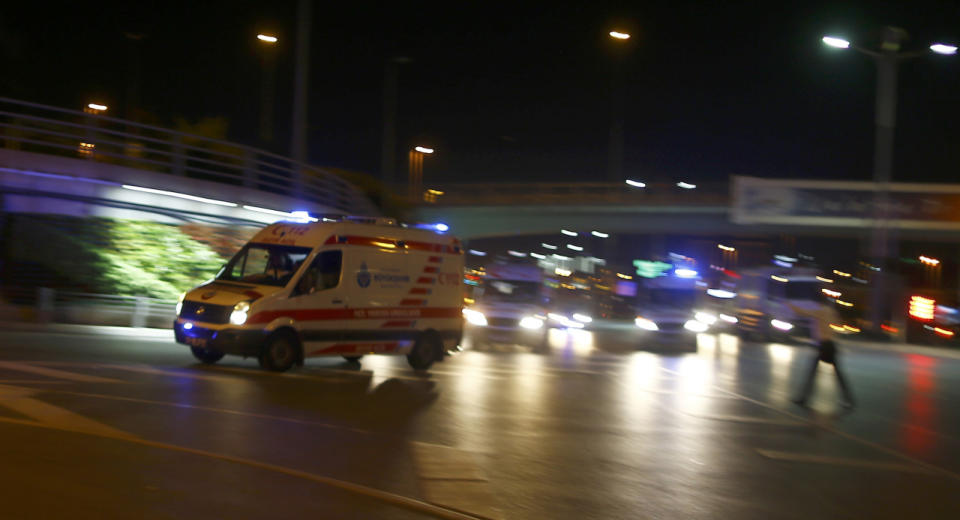 Las ambulancias llegan al aeropuerto de Ataturk (Reuters).