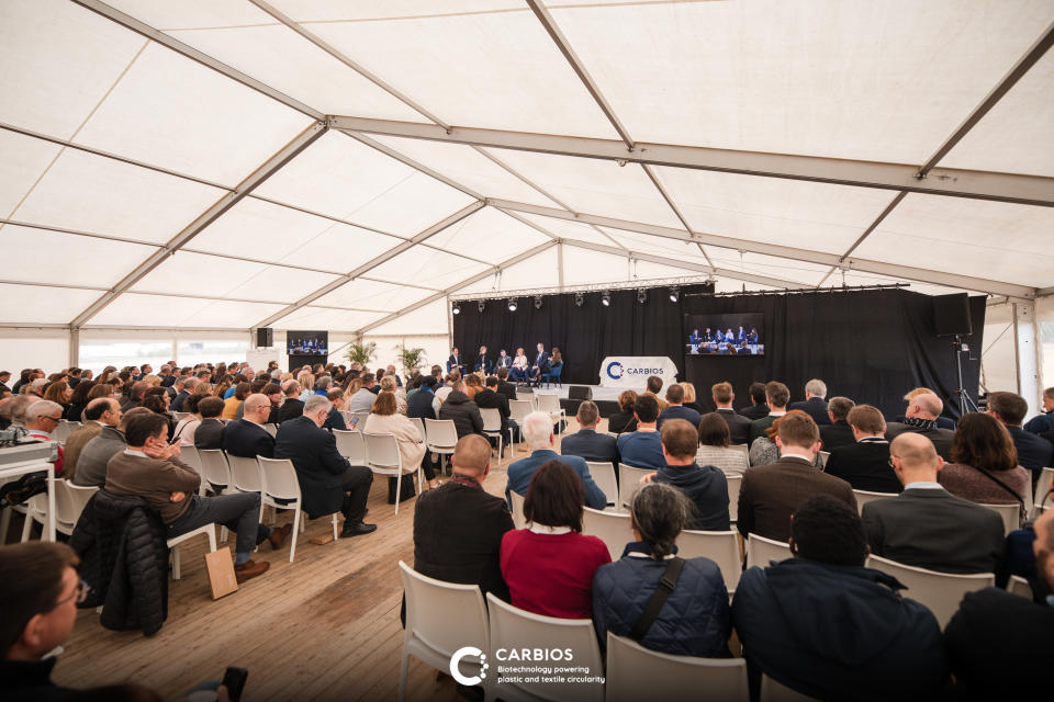 Plus de 200 invités étaient présents pour célébrer la pose de la première pierre de l'usine de biorecyclage de CARBIOS: représentants des institutions, marques partenaires et partenaires industriels